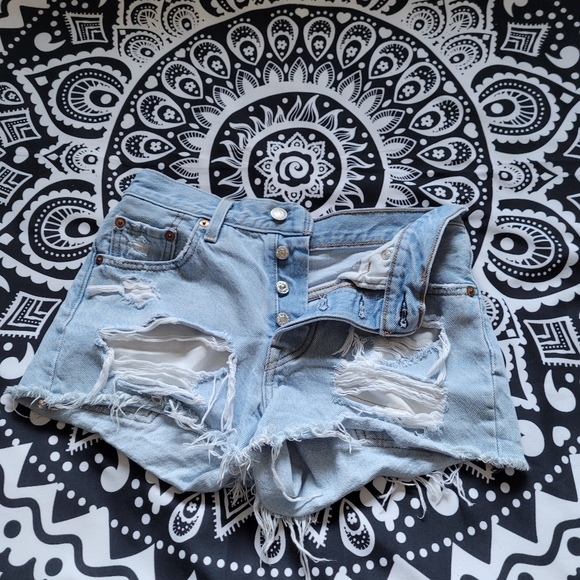 Levis distressed shorts - Picture 3 of 11
